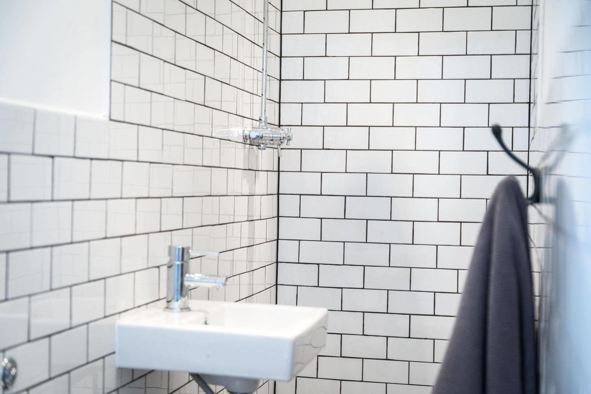 The Thief Hotel Bath Bagian luar foto
